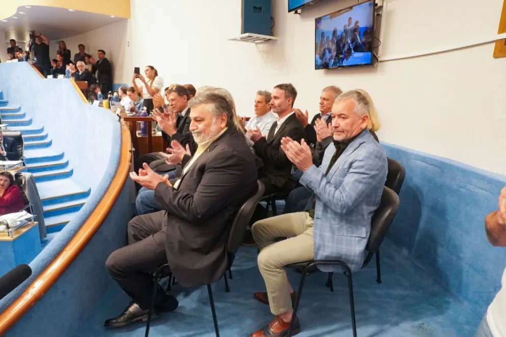 Giussi, repasó las claves de un esquema autosustentable que genera superávit, exporta al mundo y emplea a 1.800 profesionales desde Bariloche. Foto: Legislatura de Río Negro.