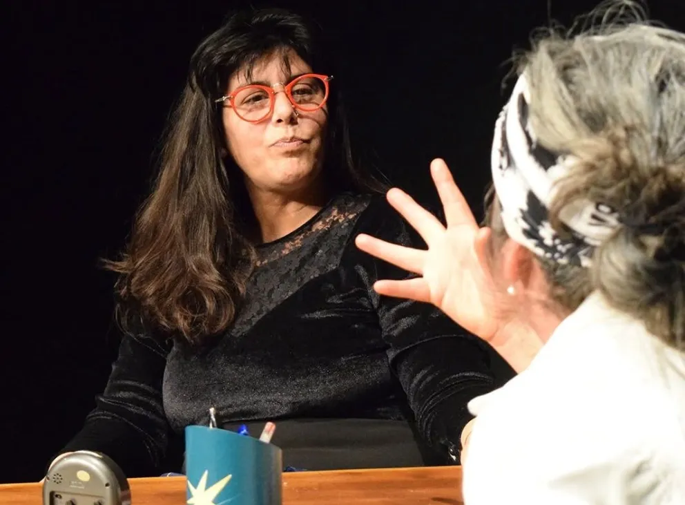 "Cuánto vale una heladera", la obra que aborda de manera irónica y mordaz el conflicto de la globalización que arrasa con las identidades individuales. Foto: Gentileza.