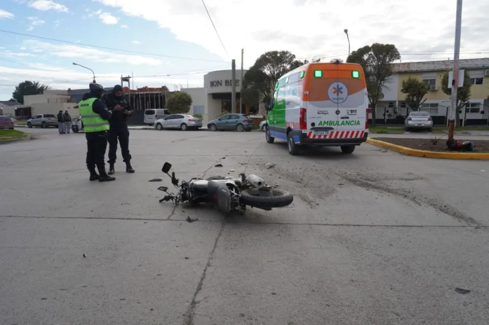 El siniestro vial ocurrió en la esquina de Rawson y Rivadavia. Fotos NoticiasNet. 