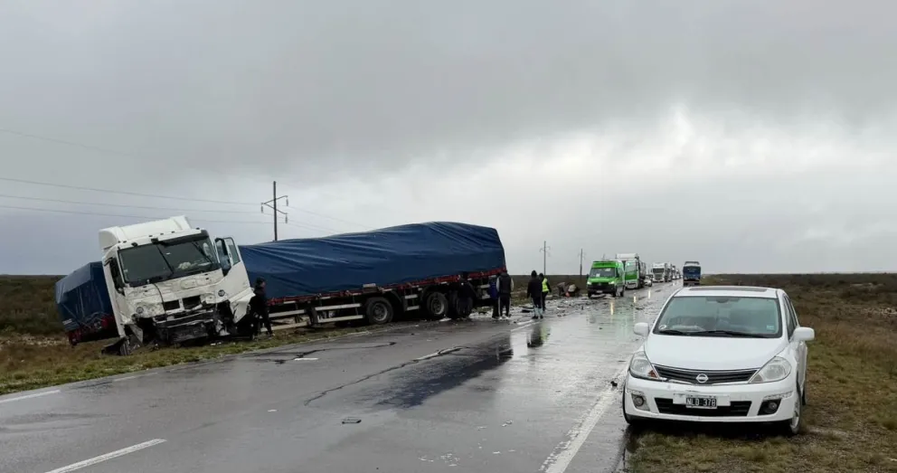 Brutal choque entre una camioneta Ford y un camión con acoplado, con dos muertos y un herido en estado crítico. Fotos Conesa Informa Hoy. 