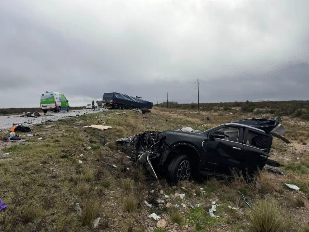 La camioneta involucrada en el accidente quedó totalmente destrozada y dos personas murieron, en la ruta 251. Hay una persona más gravemente herida. Fotos: Conesa Informa Hoy. 