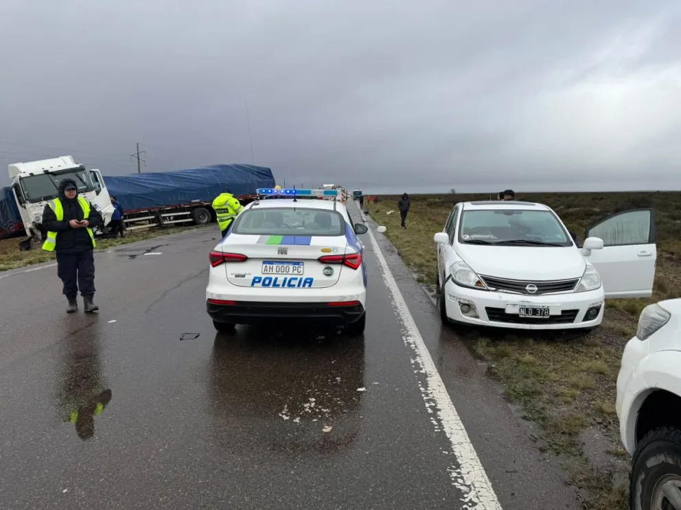El despliegue policial tres el grave siniestro vial ocurrido entre Conesa y San Antonio Oeste. Foto gentileza Conesa Informa Hoy.
