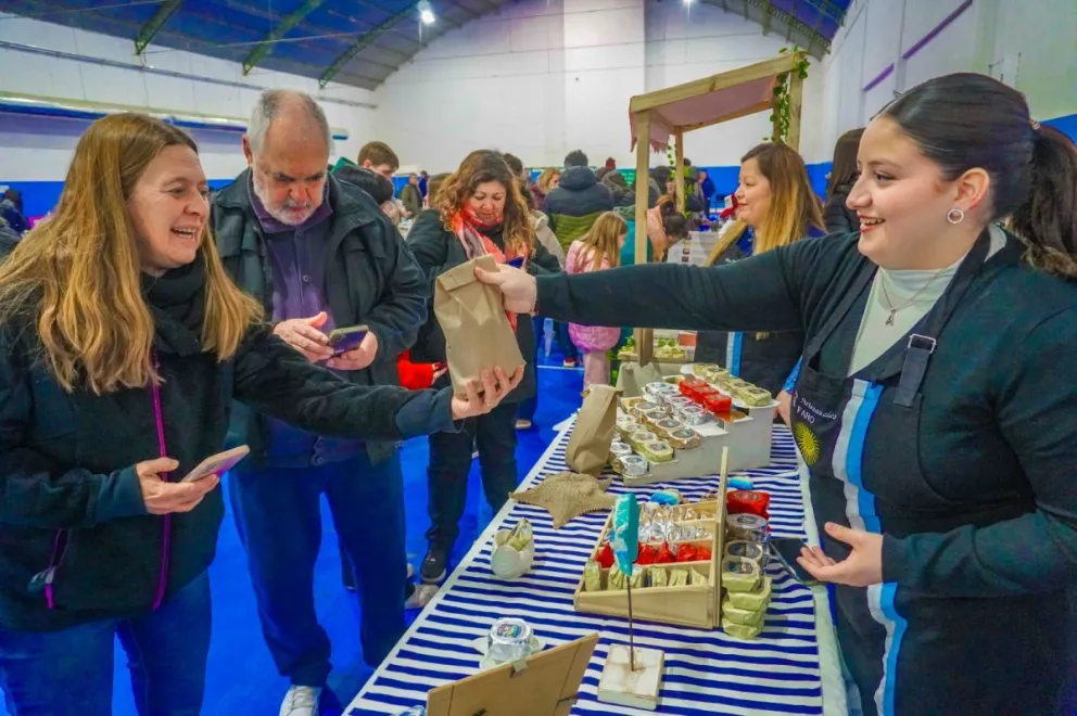 Mucho movimiento en el club Sol de Mayo, en el marco de la segunda edición de la Expo Alfajor 2026. Fotos Vanesa Schwemmler para NoticiasNet. 