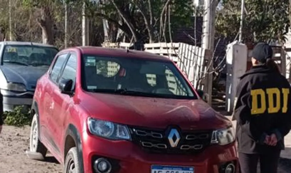 El Kwid flojo de papeles encontrados en Villa del Carmen. Foto gentileza.