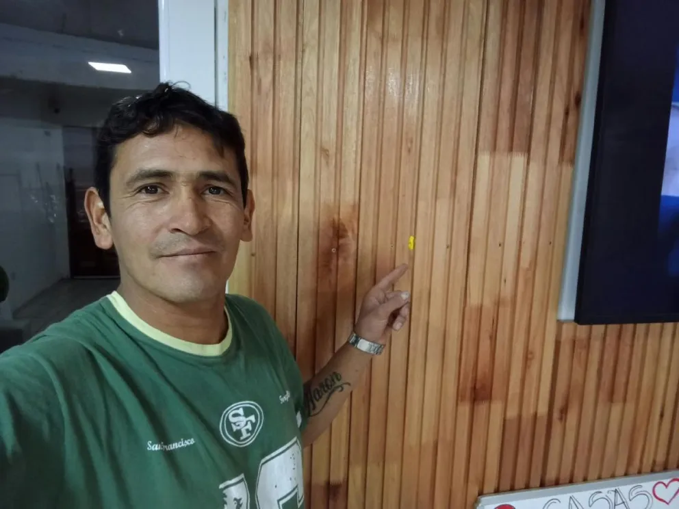 Tras años trabajando en viviendas prefabricadas, el carpintero local Leonardo Epuñán relanzó su proyecto familiar. Fotos gentileza.