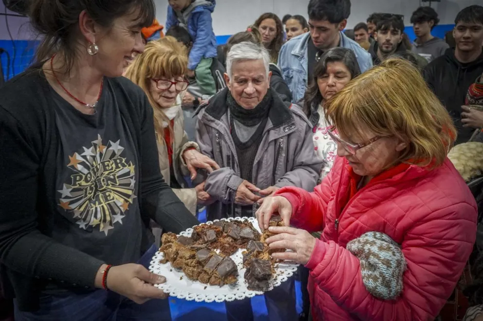Cientos de vecinos y vecinas se acercaron para disfrutar de la expo, pero también para degustar el alfajor gigante - fotos Vanesa Schwemmler para NoticiasNet.
