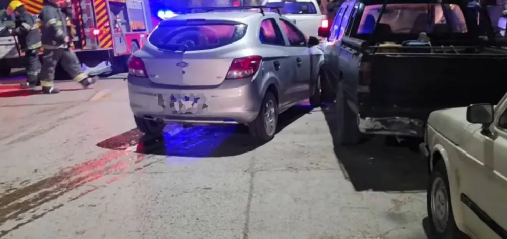El conductor embistió a dos autos estacionados en calle Perón y requirió la rápida intervención de Bomberos y Policía.