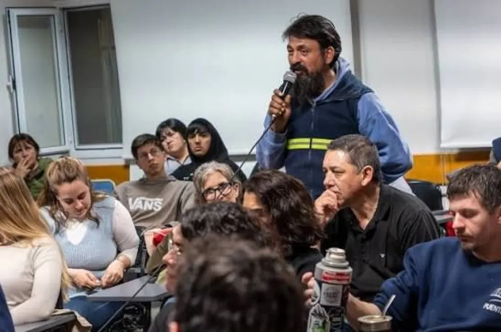 De las exposiciones participaron funcionarios y representantes de una cooperativa de reciclado. Fotos UNRN.