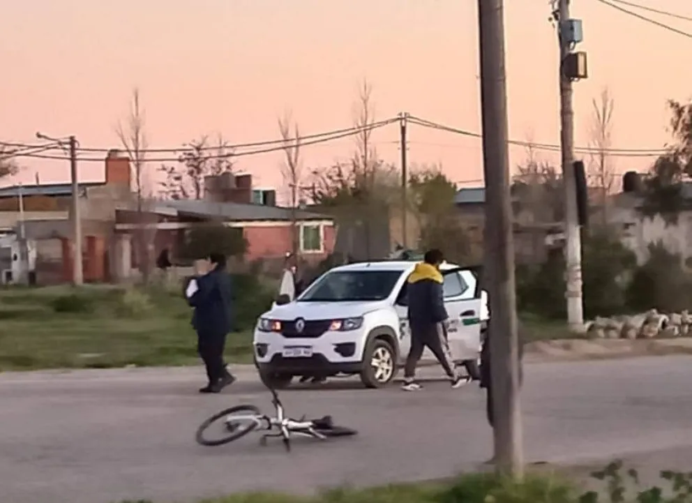 La bicicleta tirada en una peligrosa esquina, pese al ordenador de tránsito. Foto gentileza Taxistas en Movimiento.