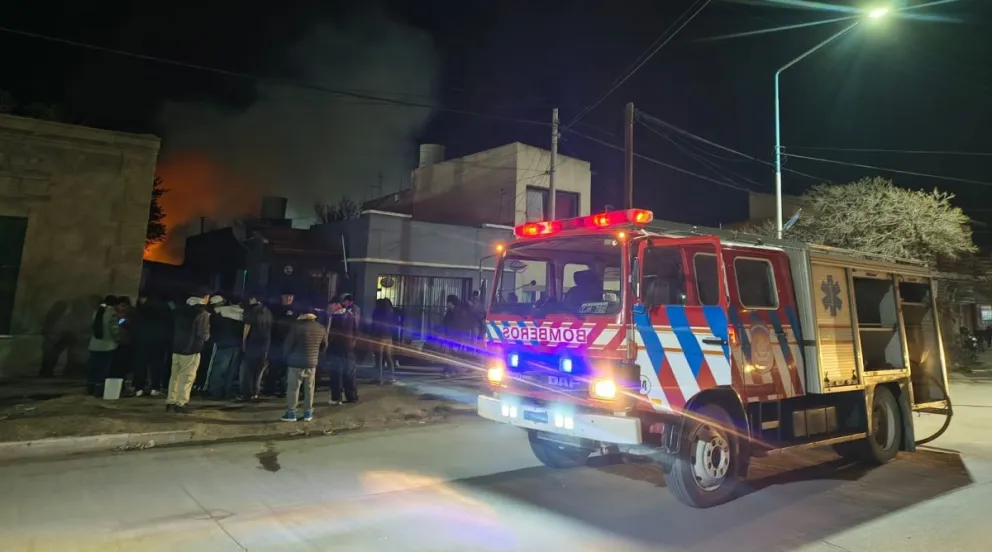 Tras el despliegue de bomberos y policía, se iniciaron las pericias para esclarecer cómo se originó el fuego -foto Informativo Hoy.