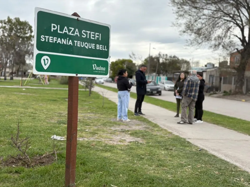 “Más allá de lo que pasó para nosotros es un consuelo que la plaza lleve el nombre de  ‘Stefi’”, apuntó la mamá de la niña que cursaba en la escuela de enfrente. Fotos gentileza.