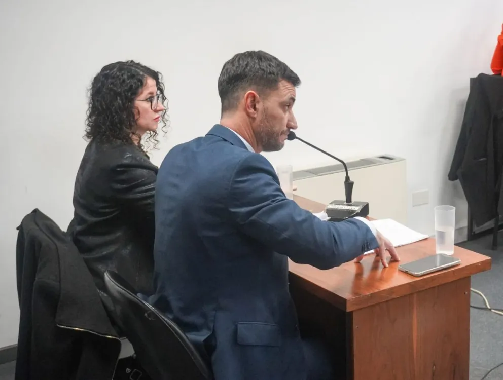 El fiscal Juan Pedro Peralta hizo un descargo de una hora al argumento por qué el Tribunal de Impugnación debe invalidar la sentencia del juicio dictada en junio. La causa Techo Digno en Sierra Grande lleva años en tribunales. Fotos: NoticiasNet. 