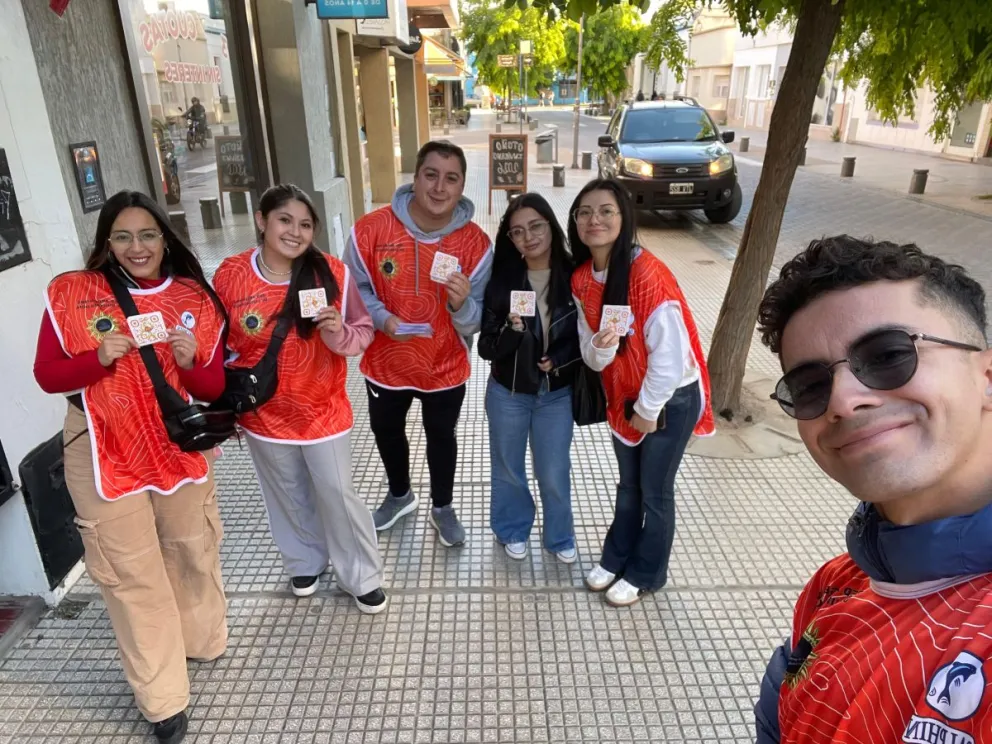 Un grupo de voluntarios de Viedma recorrerá la calles con panfletos informativos por el mes amarillo. Foto: Gentileza para NoticiasNet.