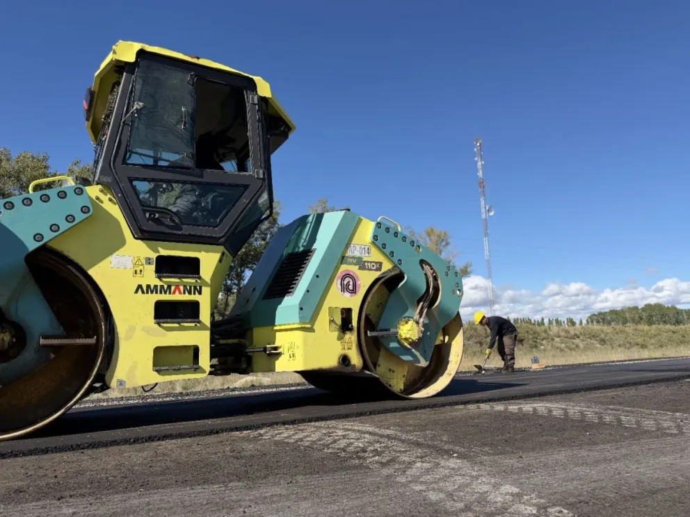 La pavimentación del acceso a la localidad ya roza el 100 % de ejecución y transformará por completo la entrada desde la Ruta 3. Fotos: Prensa Comuna Fuerte de San Javier.