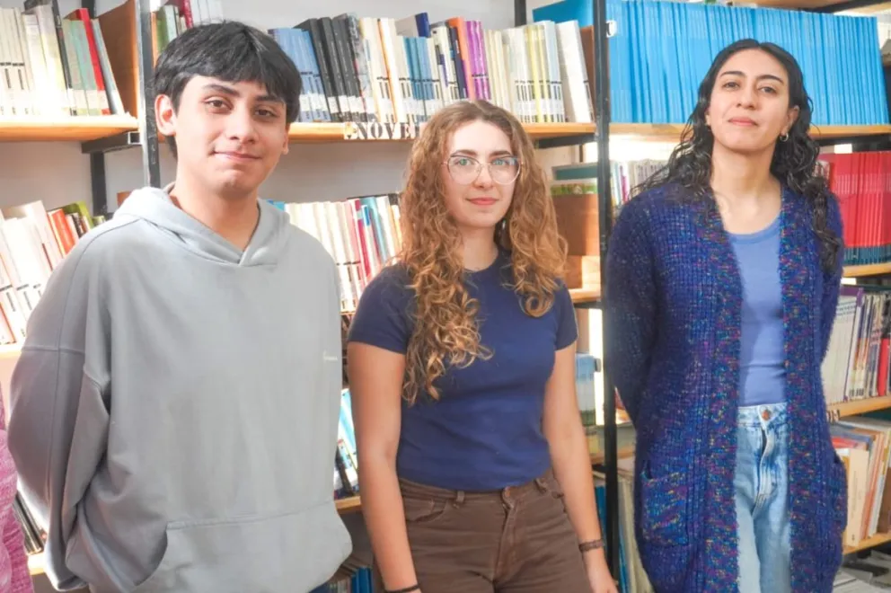 De izquierda a derecha, los estudiantes Matías Rivero y Matildha Fraile (centro) y la profesora de Física Jessica Chazarreta. Fotos Vanesa Schwemmler para NoticiasNet. 