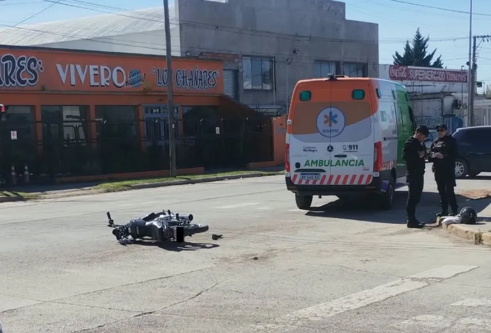 Motociclista fue asistido por el Siarme en la avenida Caseros y la calle Estados Unidos de Viedma. 