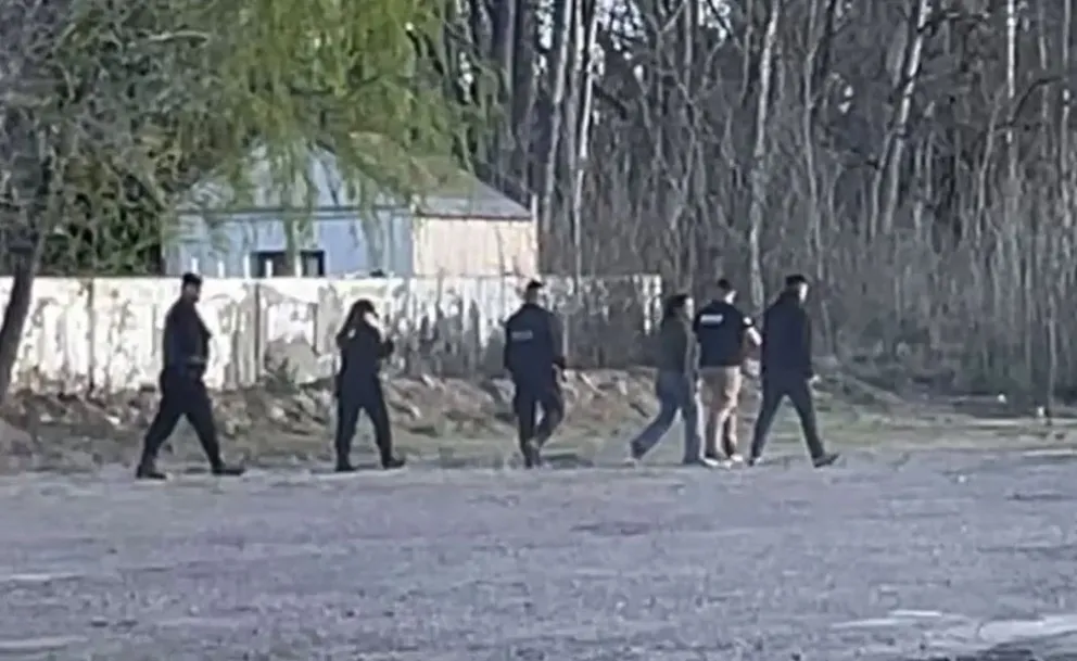 Las autoridades realizan las pericias correspondientes para confirmar si la vestimenta coincide con la del joven desaparecido el pasado 22 de febrero. Foto: Captura Canal 10.