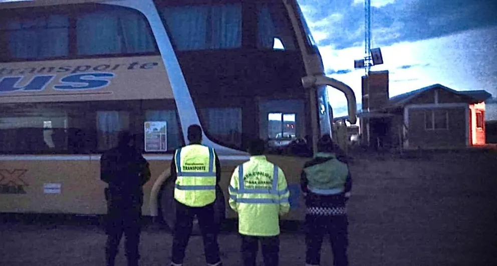 Inspectores y policiales frente a la unidad de una empresa provincial pero sin papeles al día. Foto gentileza.