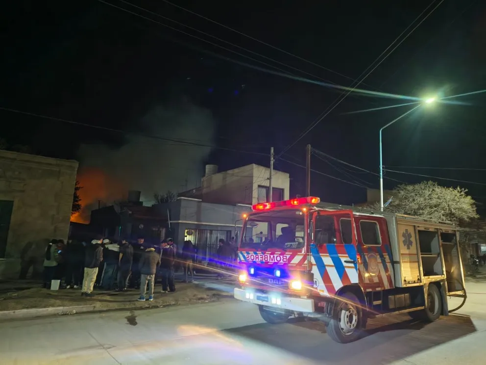 Bomberos intervinieron dos veces en la misma vivienda, en la madrugada por un principio de incendio y durante la mañana por un siniestro total. Fotos gentileza. 