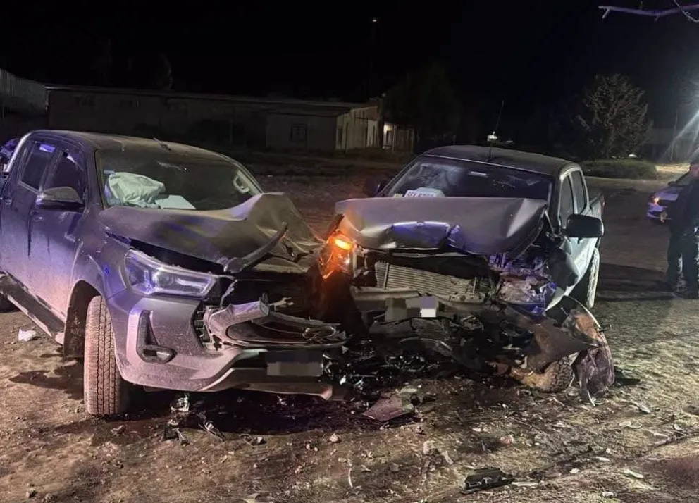 Así quedaron la Hilux y la Ranger, tras el choque en zona urbana. Foto gentileza Info Villarino.