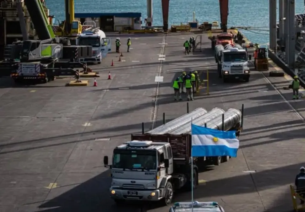 Mucho movimiento en puerto del Este para recibir los caños. Foto gentileza. 