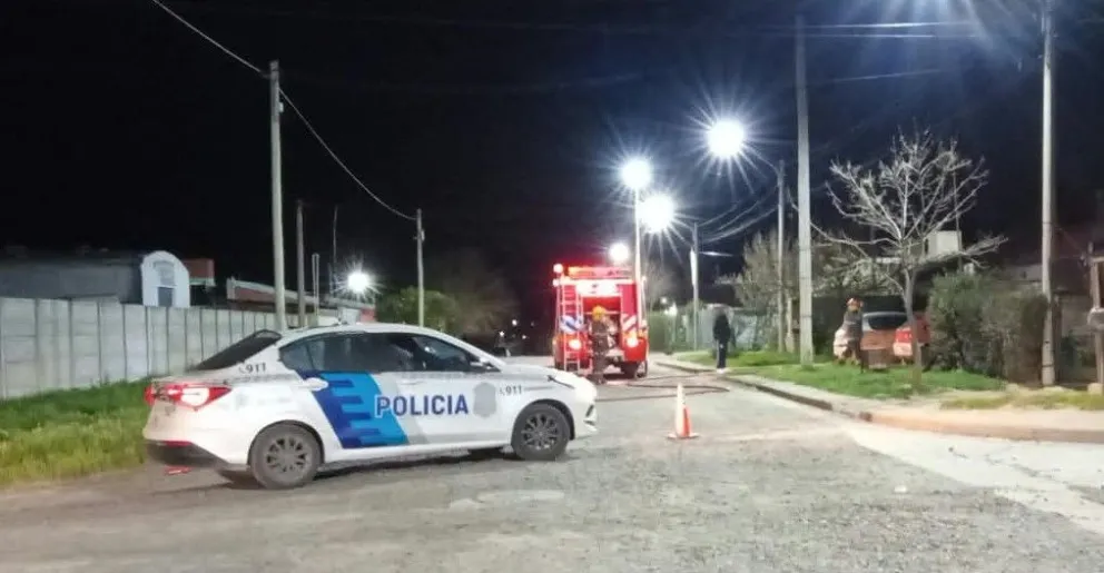 El personal policial cortó el tránsito para permitir una mejor labor de los bomberos. Fotos gentileza. 