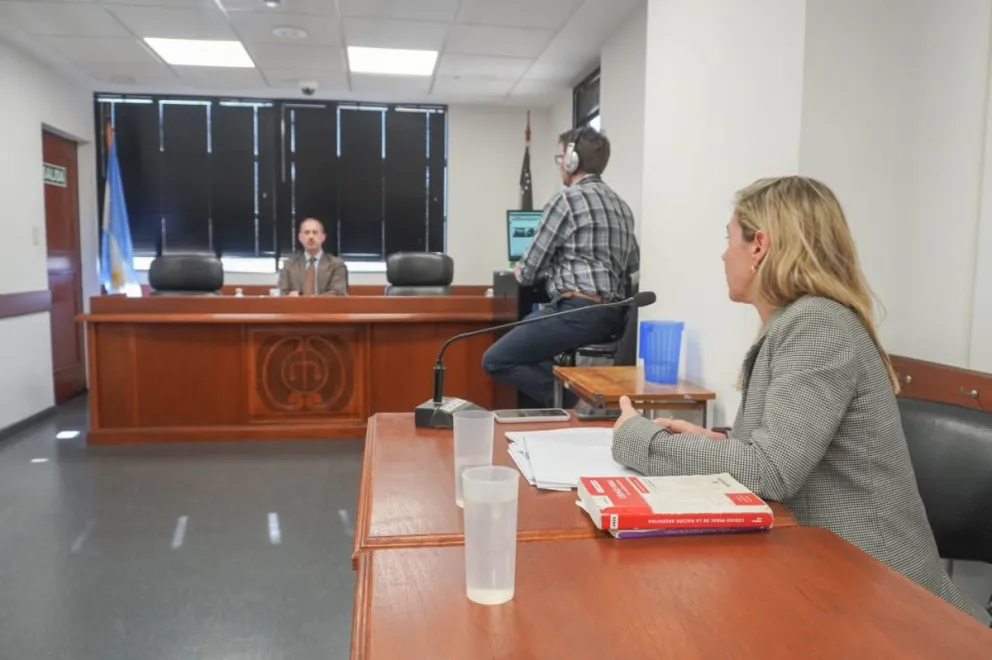 La fiscal del caso, Mariana Giammona, explicándole el caso al juez Juan Martín Brussino. Foto: NoticiasNet