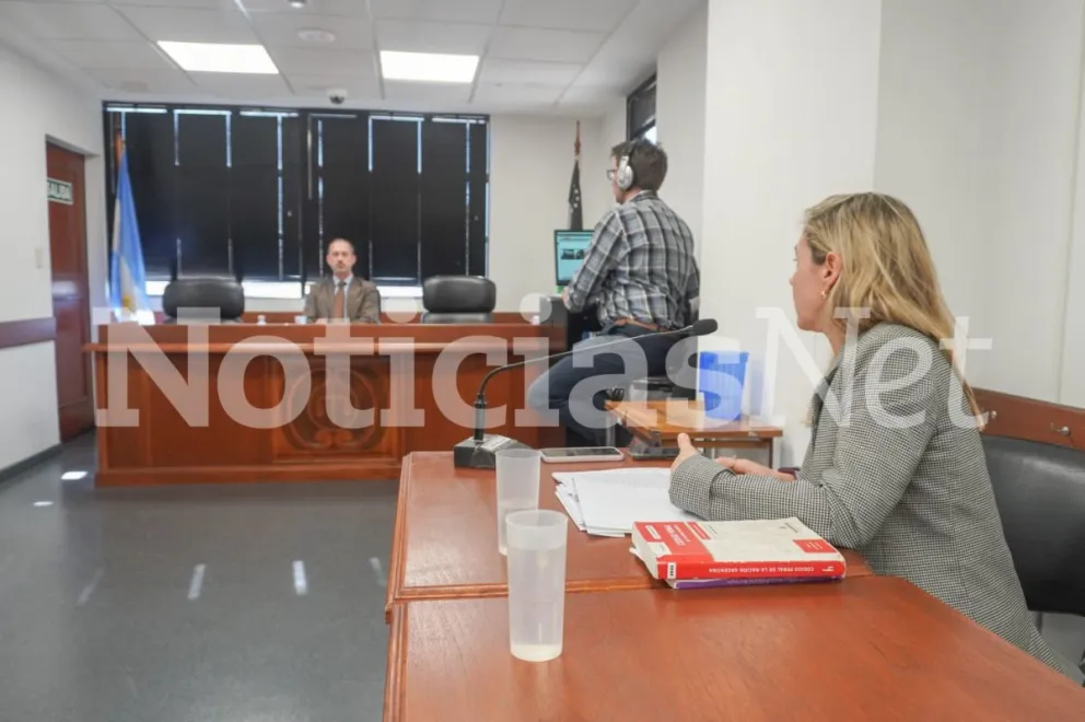 La fiscal del caso, Mariana Giammona, explicándole el caso al juez Juan Martín Brussino. Foto: NoticiasNet