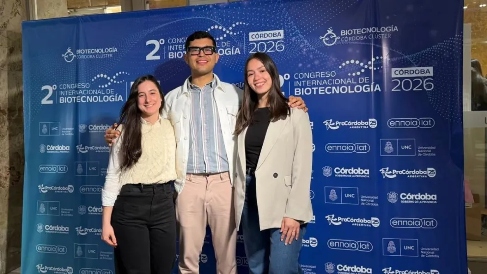 Agustina Cabrera, Luciana Di Sario y Miguel José Morón Rivera, integrantes del Laboratorio de Tecnología de Alimentos y Biotecnología de la UNRN, presentaron investigaciones. Foto: UNRN.