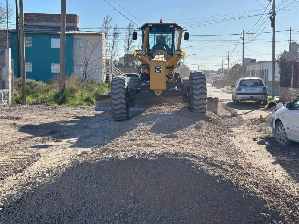 Trabajos a pleno para la reparación de calles en el barrio Santa Clara. Fotos Municipalidad de Viedma. 