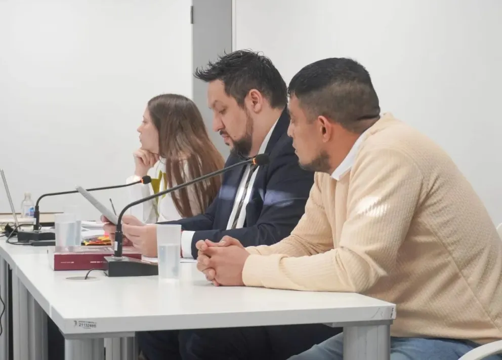El sujeto, acompañado por sus abogados defensores, María Paz Álvarez y Adrian Zimermann, fue declarado no culpable por los disparos en el barrio Guido. Foto NoticiasNet (archivo). 