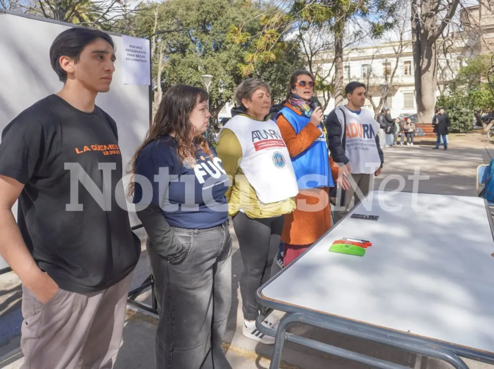 La jornada de protesta universitaria se trasladó a la Plaza Alsina. Para el sector, el presupuesto "es irrisorio". Fotos: Vanesa Schwemmler