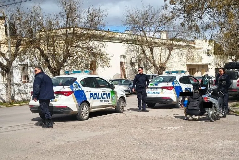 Una motociclista y su hijo sufrieron un choque con consecuencias leves en Álvaro Barros y Alem de Viedma. Foto: gentileza. 