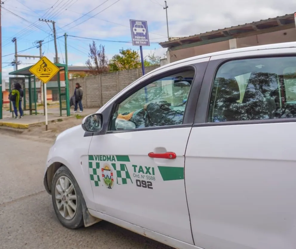 Hay una marcada resistencia por parte de los taxistas a que se implemente el servicio de viajes Uber en Viedma. Fotos: Vanesa Schwemmler para NoticiasNet. 