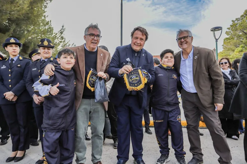 De izquierda a derecha, el legislador Facundo López, el gobernador Alberto Weretilneck y el intendente José Mellado en los festejos de los 110 años. Foto: Gobierno de Río Negro. 