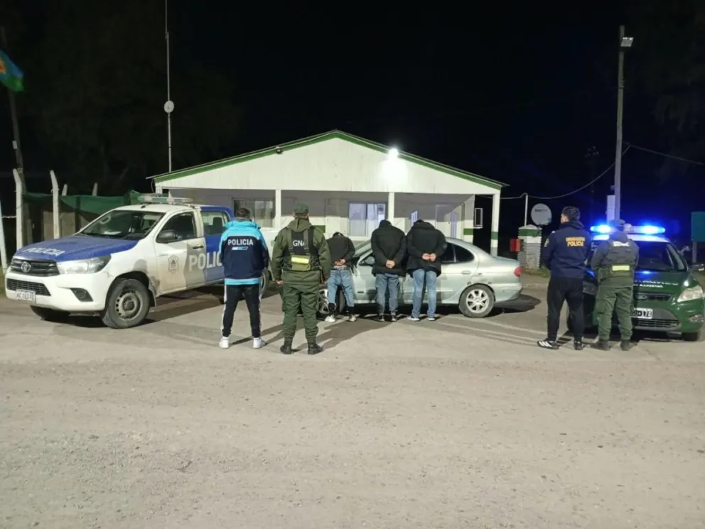 Un operativo conjunto entre fuerzas provinciales, federales y el monitoreo local permitió el secuestro de armas y droga -fotos gentileza.