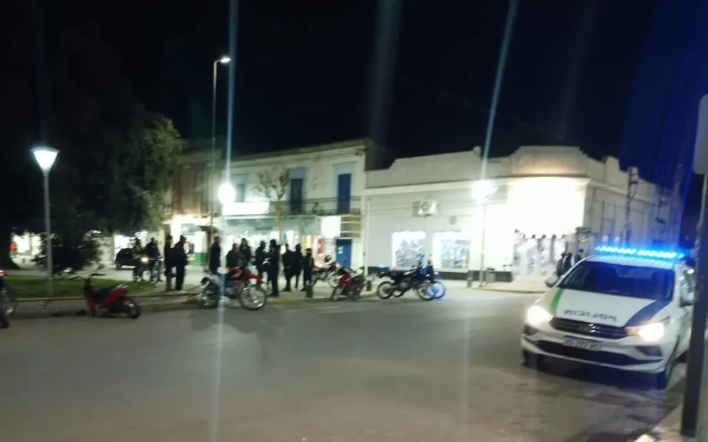 El siniestro alteró el tránsito nocturno en la capital rionegrina - fotos gentileza. 