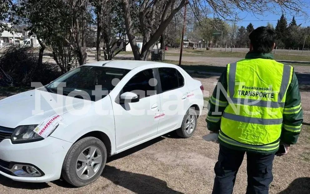 La pasajera del taxi Renault se fue a pie hasta la ciudad de Río Colorado. Foto gentileza.