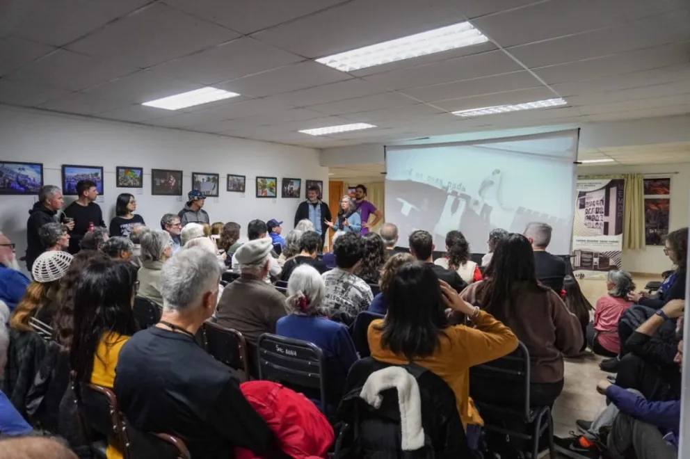 La película reconstruye la visita de Jorge Rafael Videla a Viedma y Carmen de Patagones en 1979 a partir de fotografías, archivos audiovisuales y testimonios de vecinos, periodistas y protagonistas de la época. Fotos Vanesa Schwemmler para NoticiasNet.