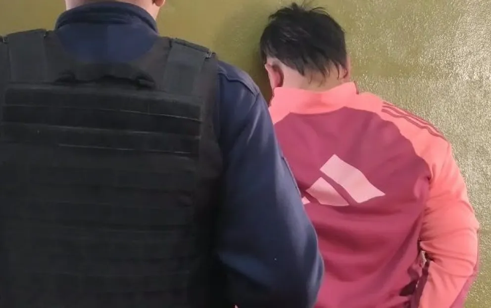 Detenido en la Terminal de Ómnibus de Viedma. Foto: Policía de Río Negro. 