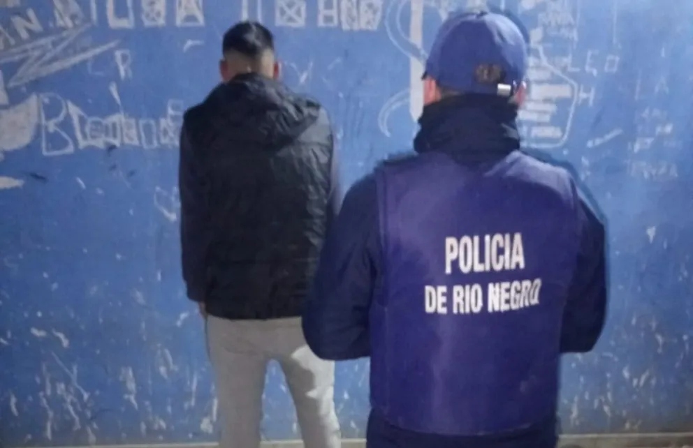 Efectivos de la Comisaría 1ª redujeron a un hombre que se tornó violento al ser interceptado. Foto gentileza.