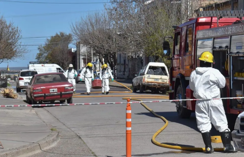 Operativo con varias fuerzas, principalmente con bomberos. Fotos: Municipalidad de Patagones. 