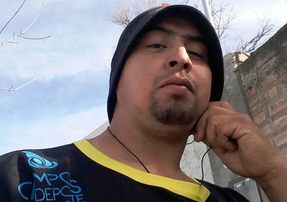 Iván El Indio Guzmán tenía 25 años y había tomado un viaje en un Renault 9 con su novia y dos amigos, sin pensar que uno de ellos le arrebataría la vida. Fotos: Facebook y NoticiasNet. 