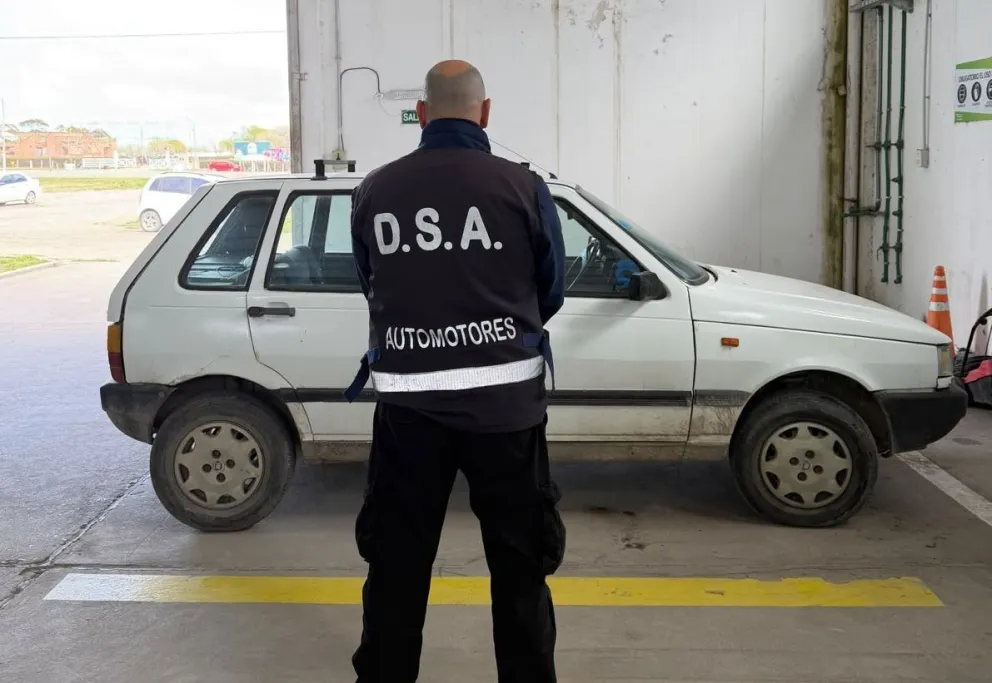 Auto Fiat Uno secuestrado en Viedma. Foto Policía de Río Negro. 