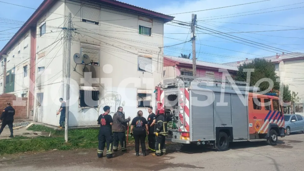 Incendio en un módulo de la calle Dorrego al 1.700 de Viedma, en apariencia de forma intencional. Fotos: NoticiasNet. 