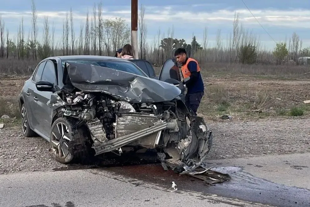 En el Peugeot 208 viajaba una mujer con sus dos hijos pequeños. Permanecen internados. Foto: gentileza.