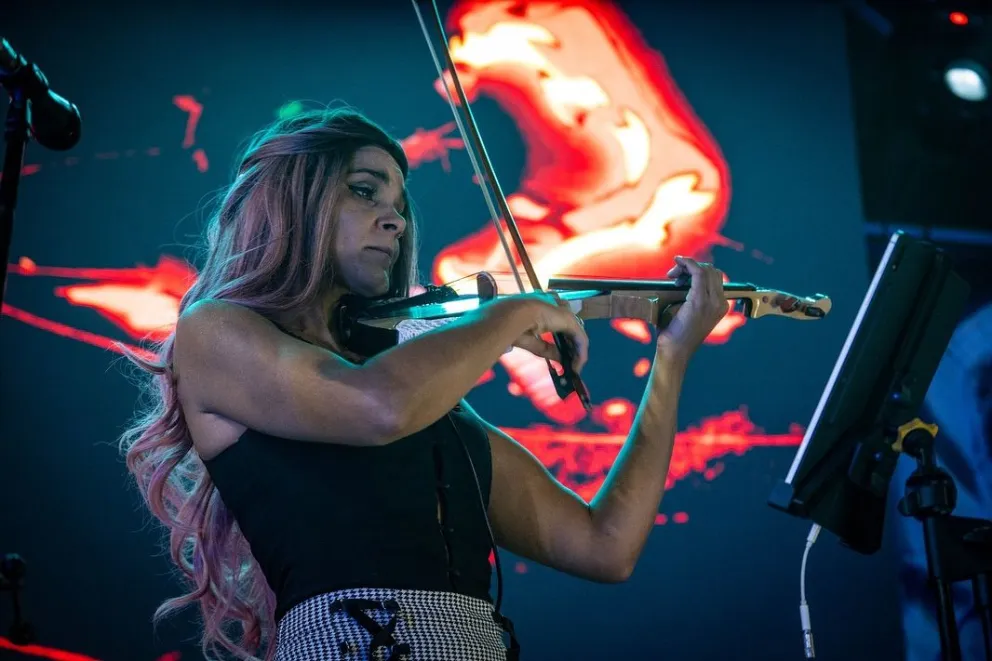 La violinista Gaby Iglesias juzgará en el Cosplay y dará su propio show con su violín. Foto: gentileza Gaby Iglesias