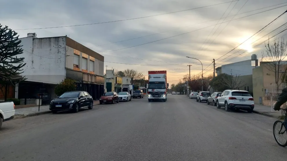  El episodio ocurrió entre las 8 y las 9 de este viernes y obligó a interrumpir momentáneamente la circulación mientras se buscaba una forma de permitir el paso. Gentileza.