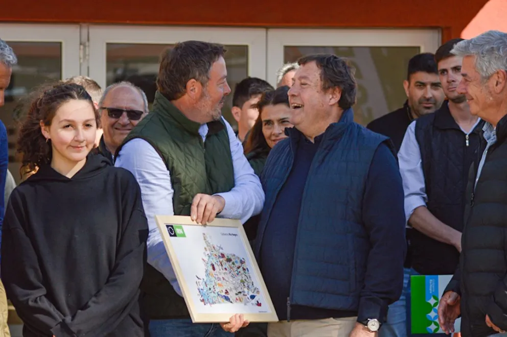 El mandatario provincial en la entrega de un presente al cabañero que más premios se llevó en Hereford. Foto Emanuel Mirenghi para NoticiasNet.