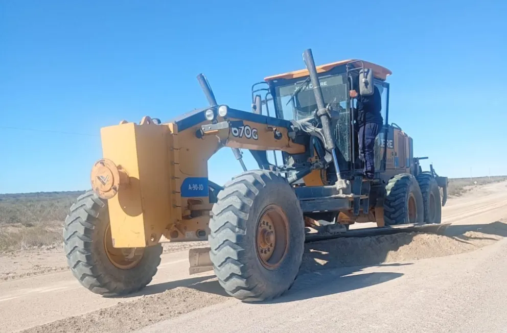 Una de las motoniveladoras trabajando a full en las rutas provinciales. Foto gentileza Vialidad Rionegrina.
